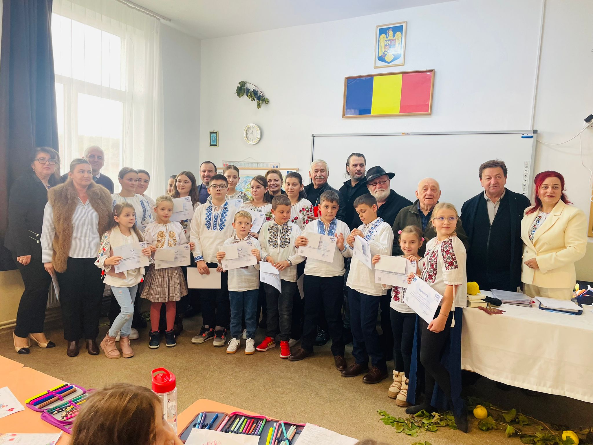 „Leapșa de Carte” a premiat 16 elevi din Băița și Lunca